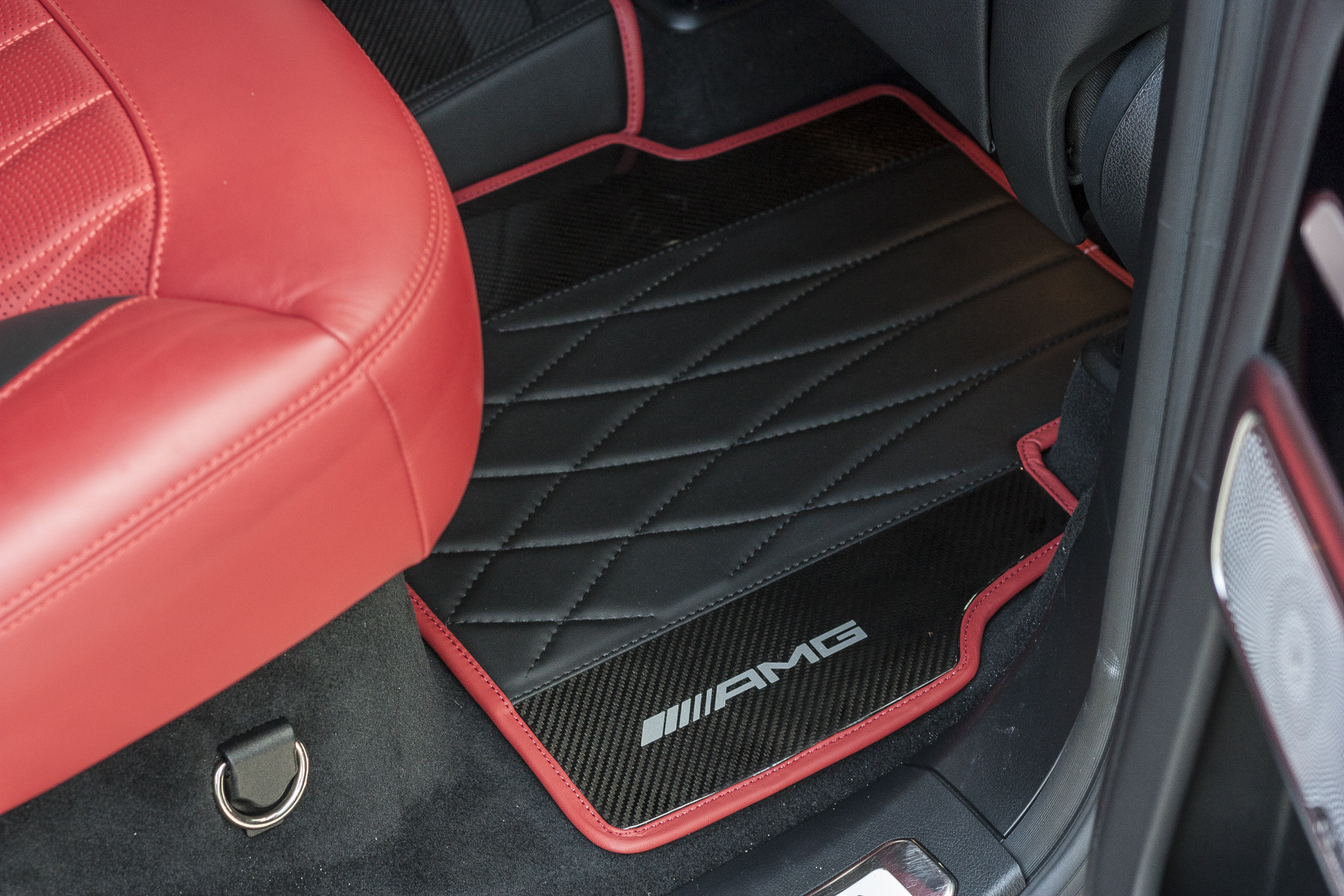 Застелил гелик коврами с карбоновыми вставками — Mercedes-Benz G-Class ...