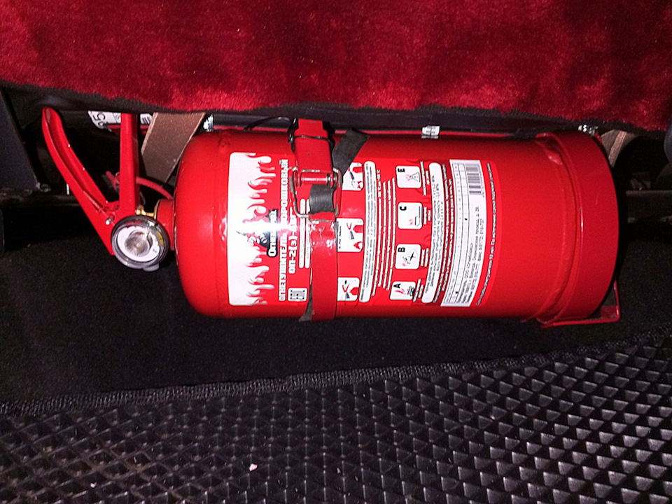 Огнетушитель под сиденье переднего пассажира и подлокотник на ...