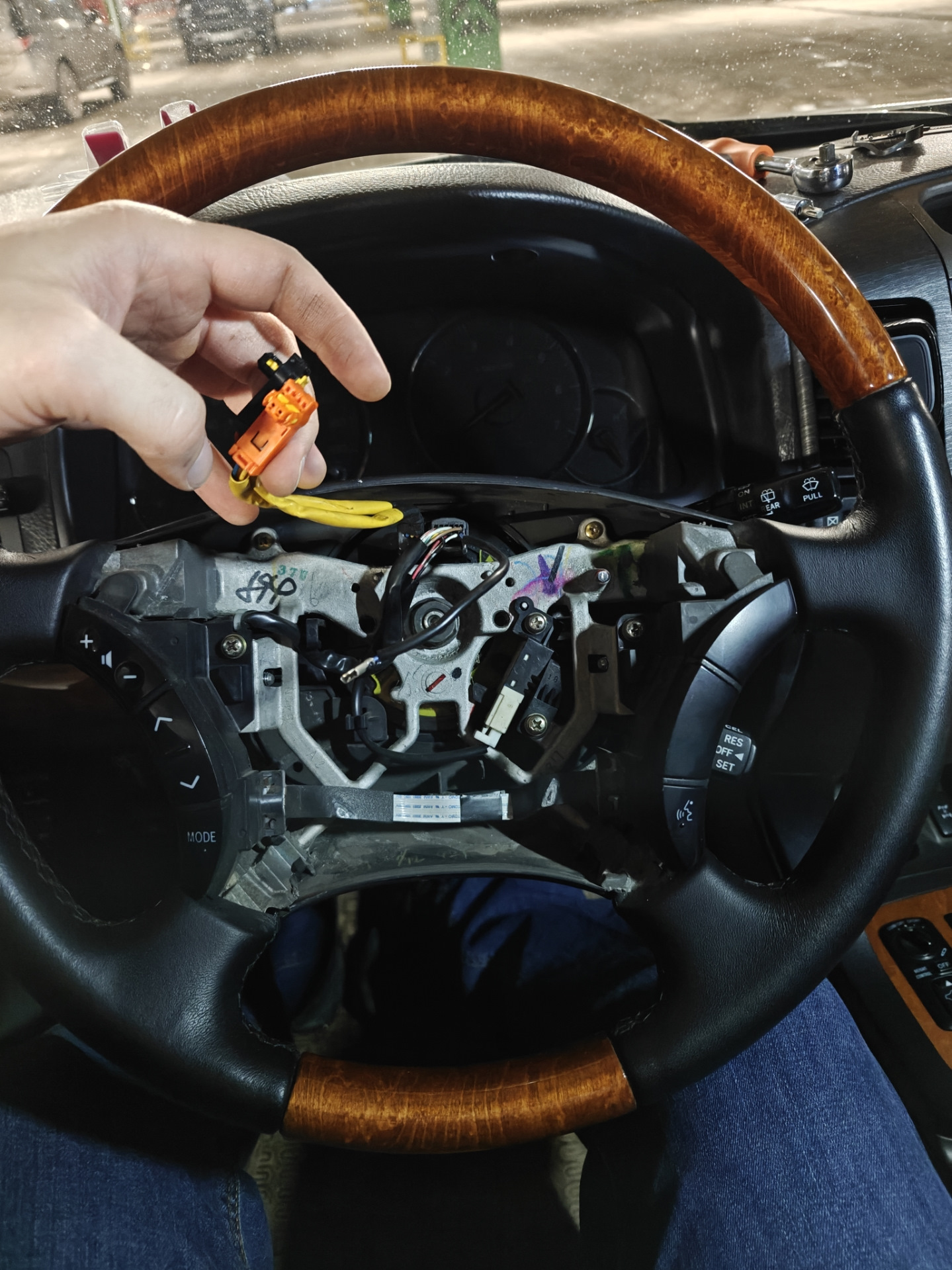 Открычиваем два винта, снимаем подушку, отсоединяем подключение пиропатрона, снимаем пиропатрон с подушки — Lexus GX (UZJ120)