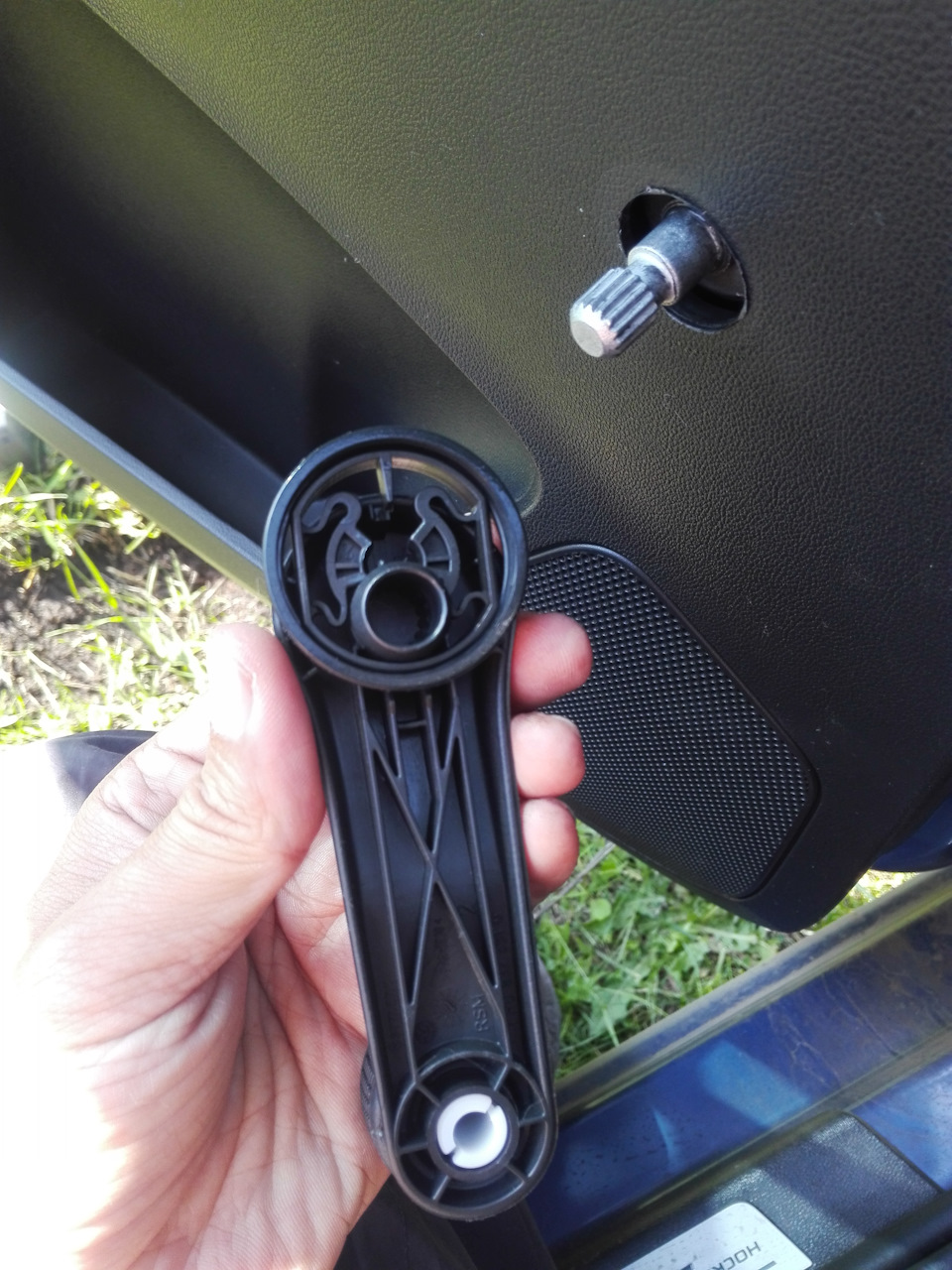 Как снять обшивку задней двери Škoda Rapid: пошаговая инструкция
