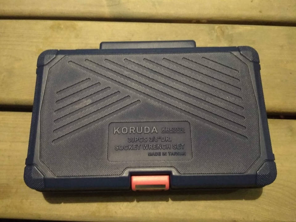 Чемодан набора очень компактный и достаточно качественный. Честно говоря, он вообще обалденный, очень приятный размер, материал на ощупь, замок. Тот случай когда с самого начала вещь доставляет удовольствие от использования — Suzuki Jimny (1G)