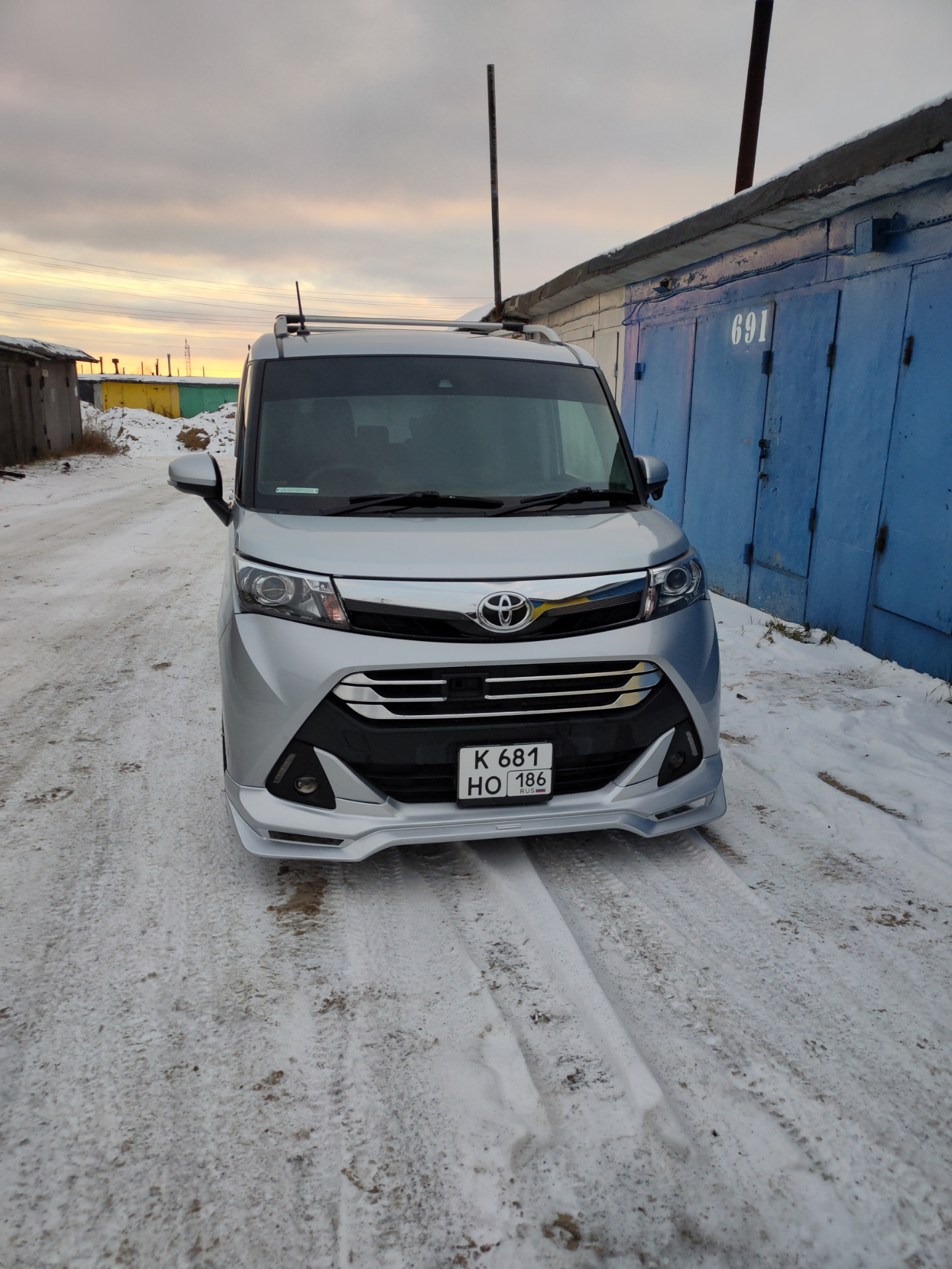 Полоса на лоб и передние боковые форточки закатал. - Toyota Tank, 1 л, 2017 года