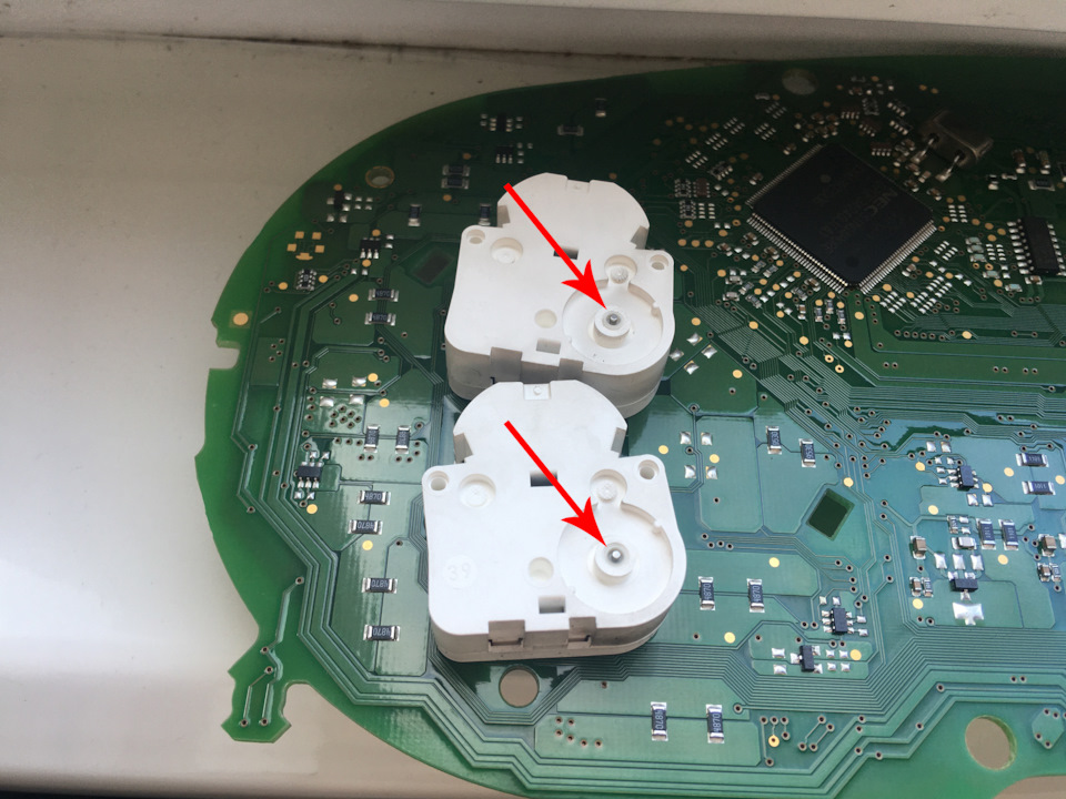 Основание осей стрелок на тыльной стороне моторчиков — Volkswagen Golf GTI Mk6