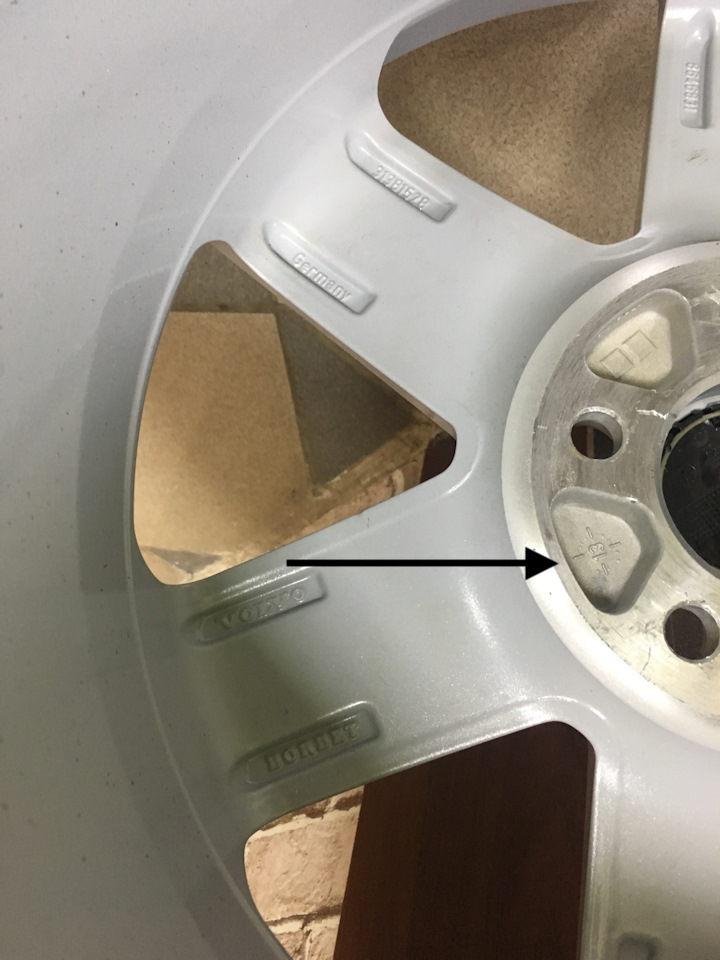 Где на оригинальных колесных дисках VOLVO указан год изготовления ...