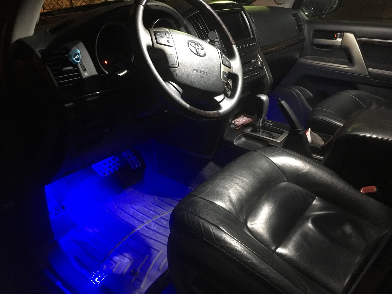 Подсветка ног — Toyota Land Cruiser 200, 4,5 л, 2011 года | тюнинг | DRIVE2