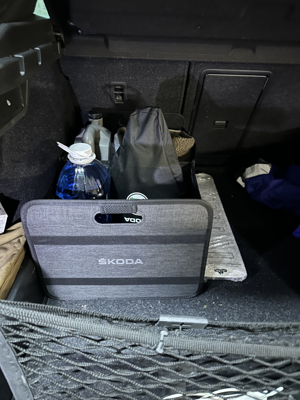 Регистратор, электронный ароматизатор, и корзина — Skoda Octavia A8 Mk4 .