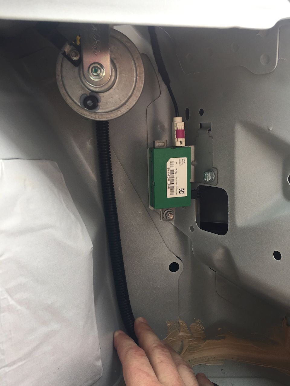 Изолятор задней антенны в багажнике — Ford Fiesta (Mk VI)