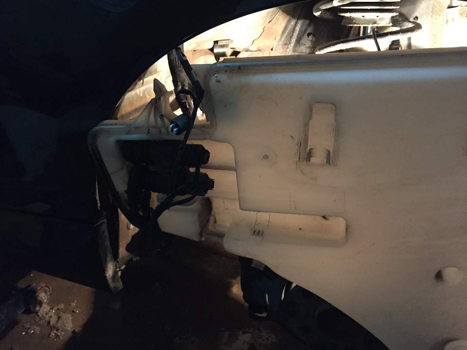 Замена датчика уровня омывающей жидкости — BMW 1 series (E81/E87), 1,6 ...