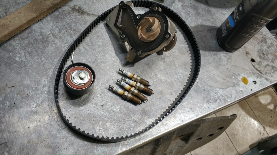 старые ремень ГРМ, ролик, помпа и свечи — Ford Fiesta (Mk VI)