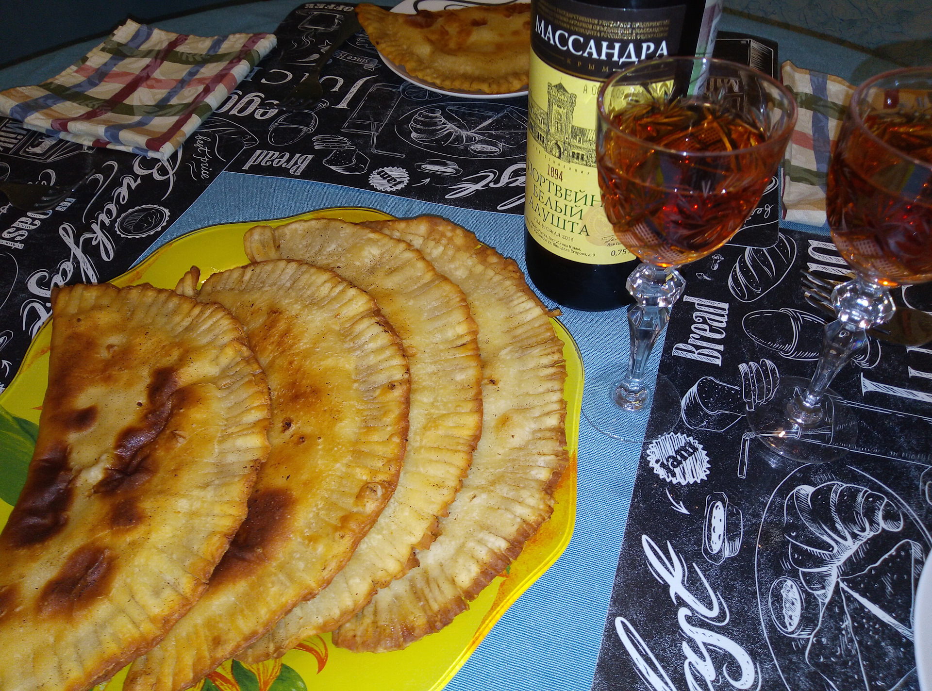 Чебуреки в крыму. Крымские чебуреки санкт петербург. Чебуреки с икрой. Крымские чебуреки санкт петербург. Крымские чебуреки санкт петербург.