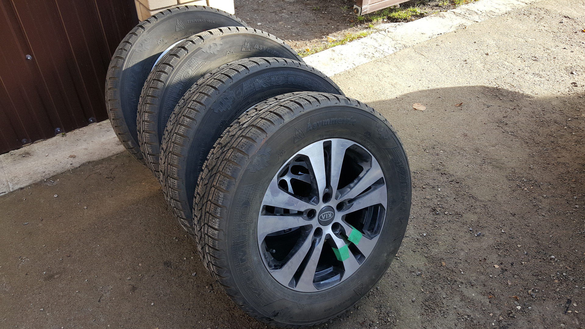 Резина 225 17. Kumho i'Zen RV 225/65 r17. 235/55 R17 Kia Sportage 3. Kia Sportage 225/65 r17. Kia Sportage 3 225 65 r17.