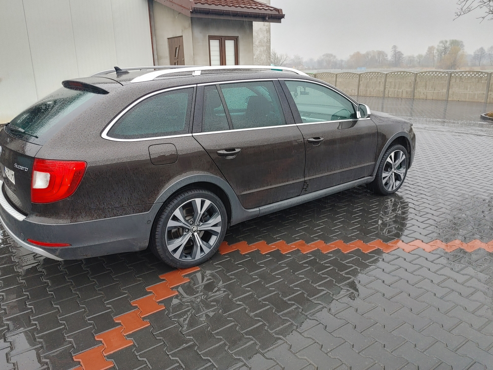 Skoda Superb Combi 2012