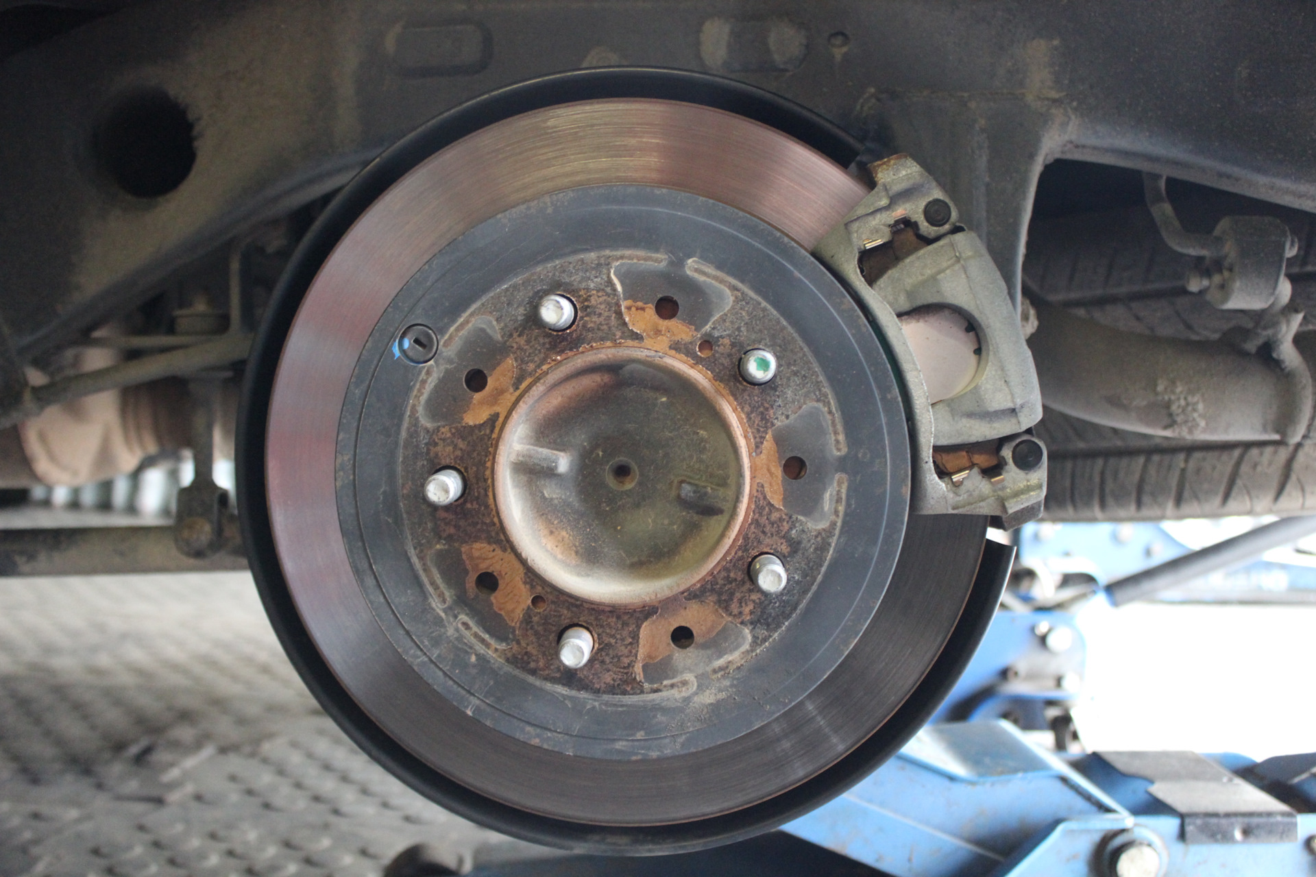 Перфорированные тормозные диски направление. Установка тормозных. Замена тормозных колодок. Rotinger 1694glt5. Аварийная тормозная установка.