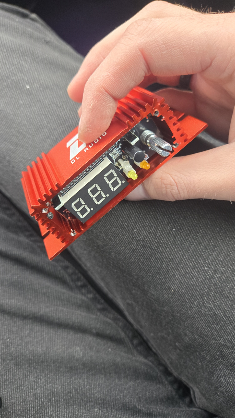 Новый пульт разобрал и внутрянку перевернул, чтобы прикрепить снизу центральной консоли. — Scion xB I