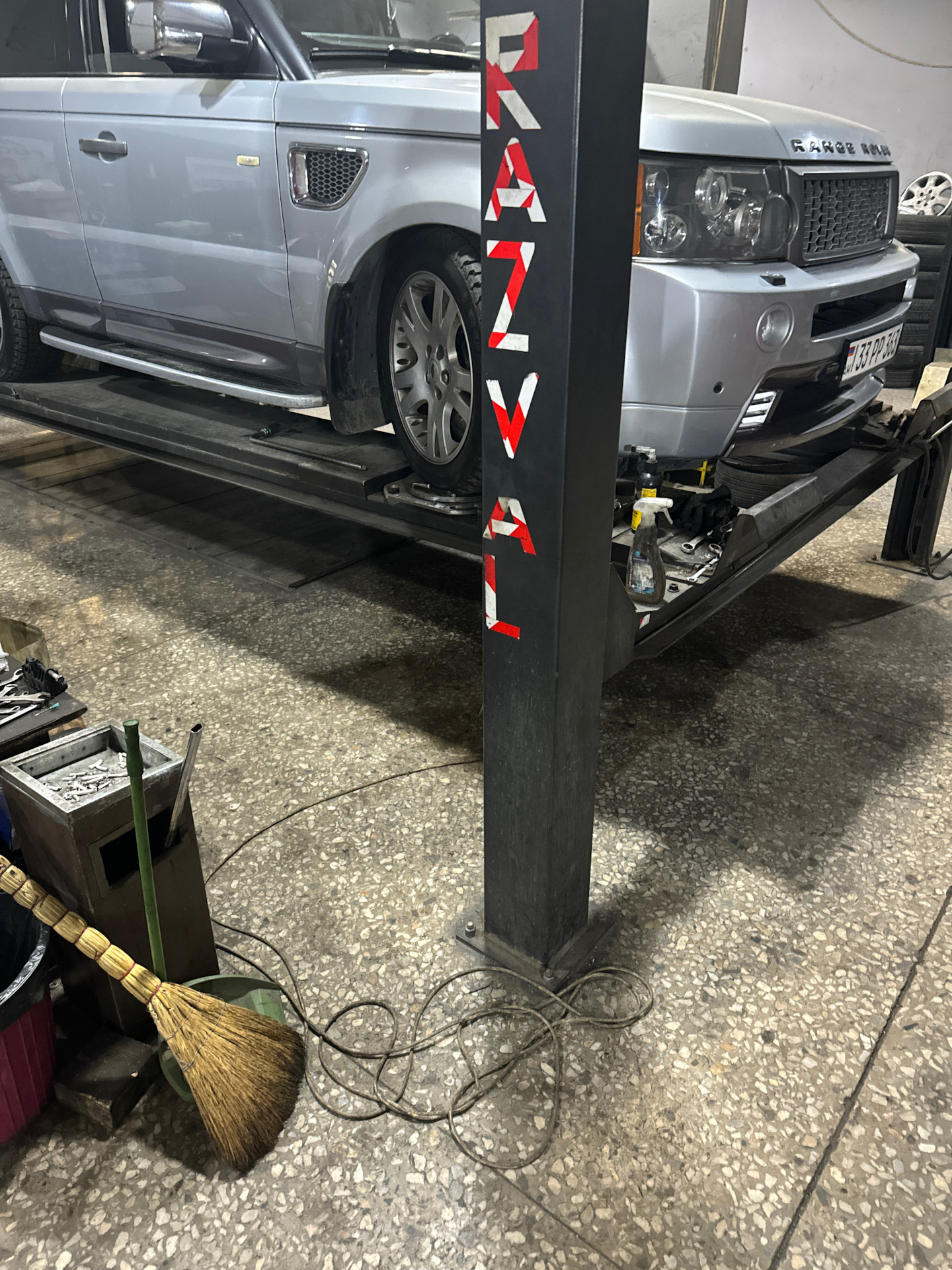 Как правильно есть маш. Этикет еды тарелка. Как правильно есть маш. Девушка ест лазанью. Салат с пророщенной пшеницей.