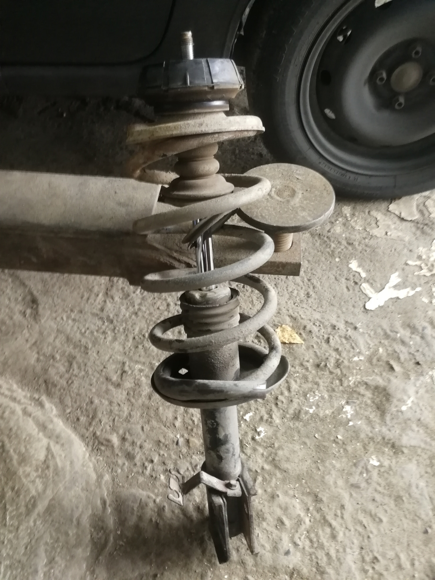 Замена пыльника амортизатора и опорного подшипника — Renault Logan (1G ...