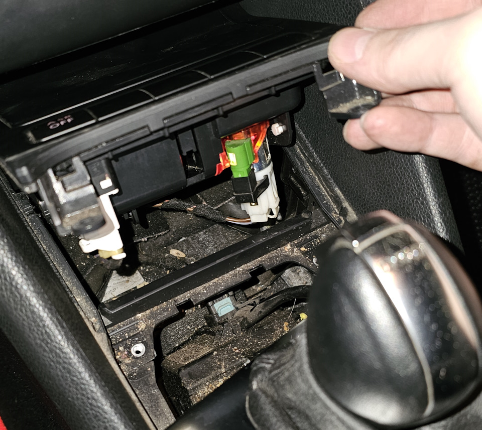 Замена лампочки в прикуривателе Golf Mk6 — Volkswagen Golf Mk6, 1,4 л ...