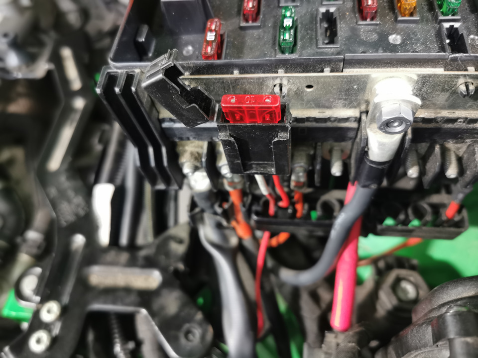 предохранитель на систему занял место в штатном коробе — Audi RS Q3 (1G)