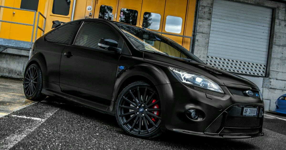 Rs02 biz. Ford Focus 2 RS черный. Форд фокус 2 РС черный. Черные диски на Форд фокус 2. Ford Focus RS mk2.