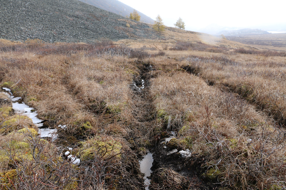 Яша здесь немного закопался. Пришлось звать друзей на помощь — Toyota Land Cruiser 80