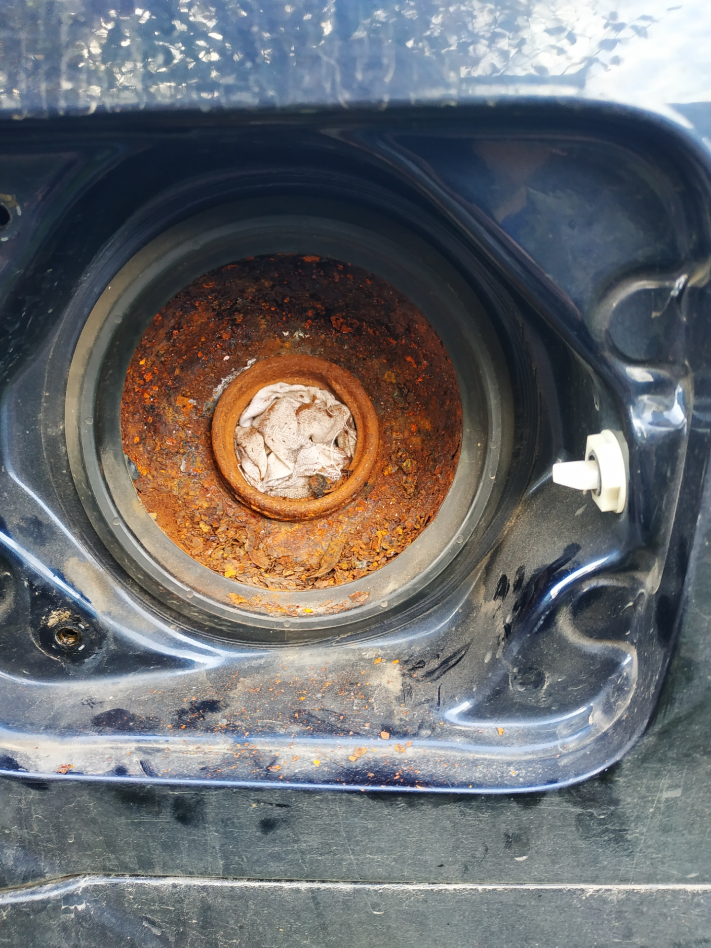 Горловина бака… — Nissan Almera Classic (B10), 1,6 л, 2010 года ...