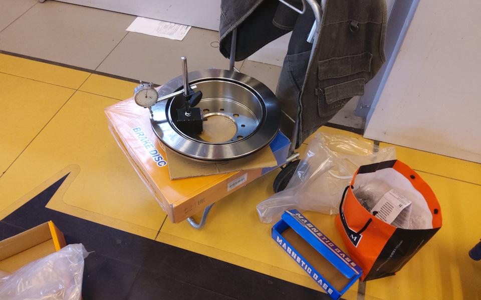 Проверка тормозного диска на биение при получении в магазине ...