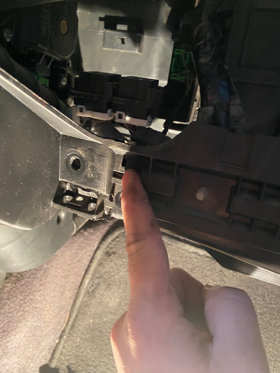 Чуть выше пальца, находятся 4 предохранителя, их надо снять, а то будут мешать. — Honda Accord (7G)