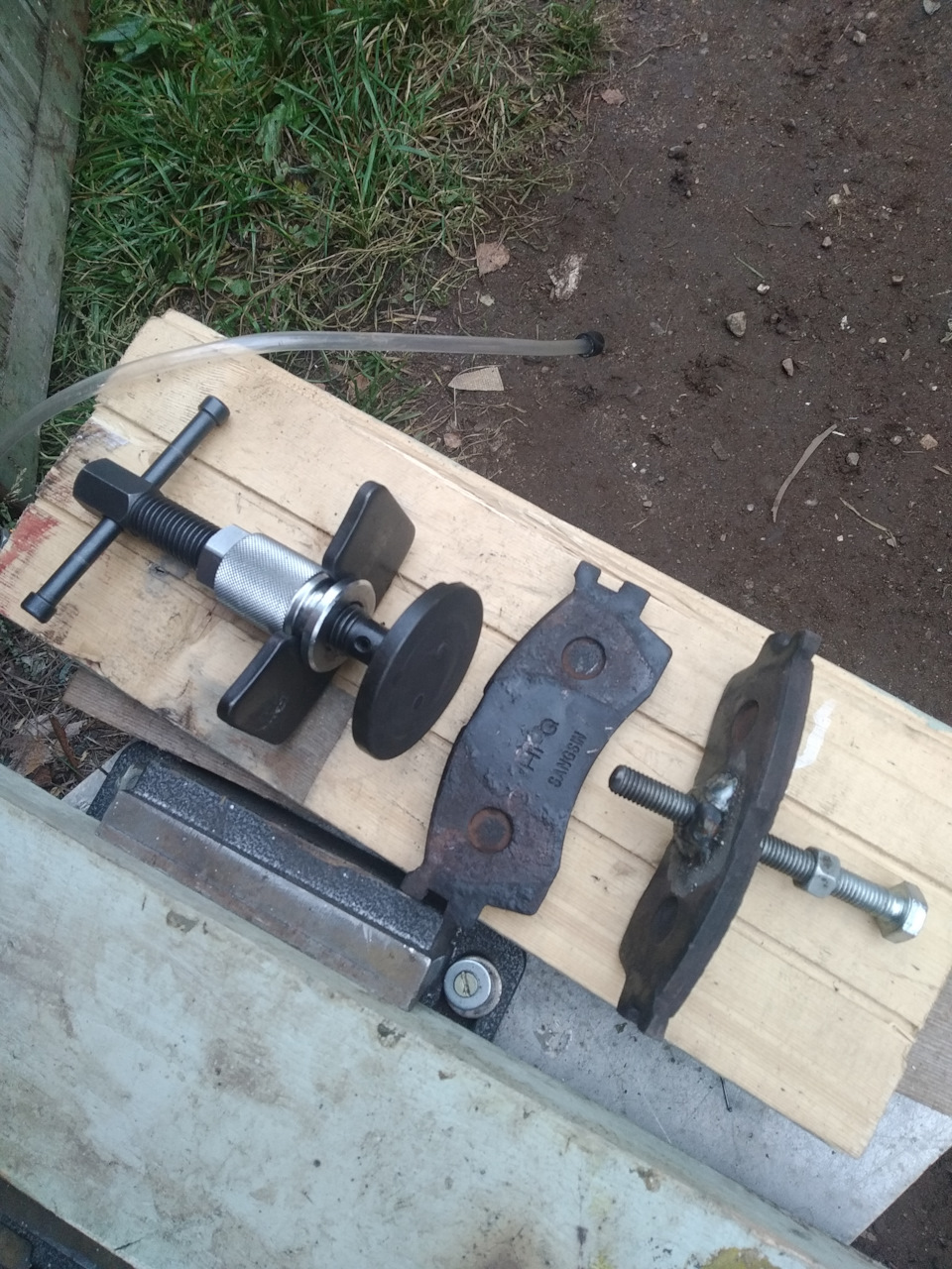 Как прокачать суппорт через шланг — DRIVE2