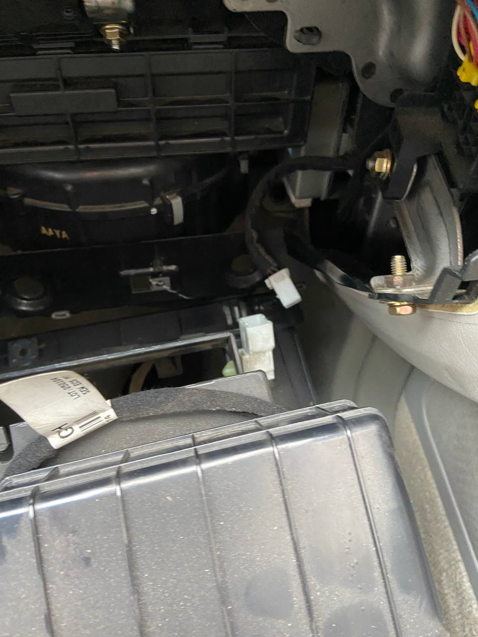 Замена тяг отопителя пассажира и снятие бардачка, Kia Opirus. — DRIVE2