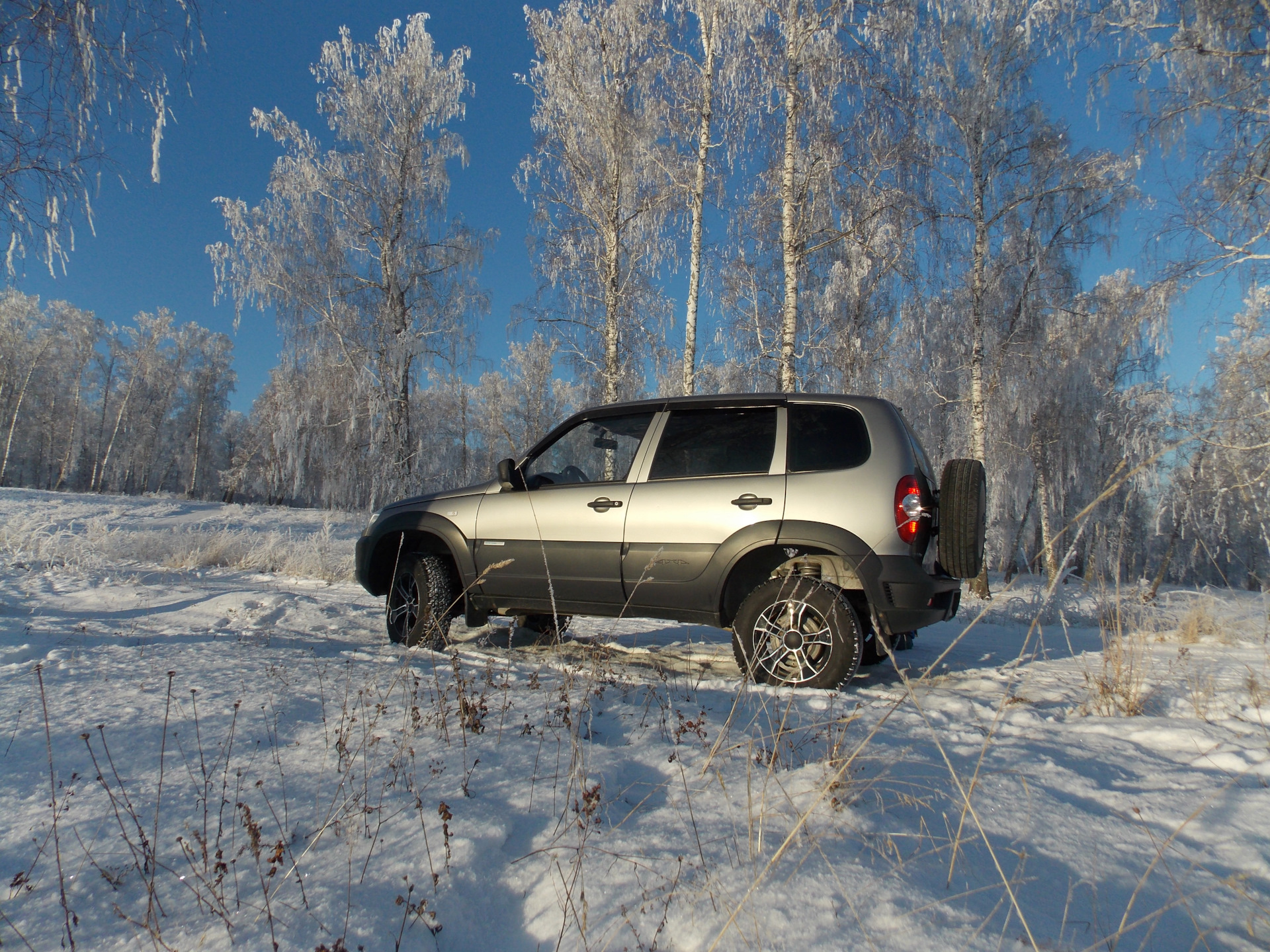 Chevrolet Niva белая Offroad