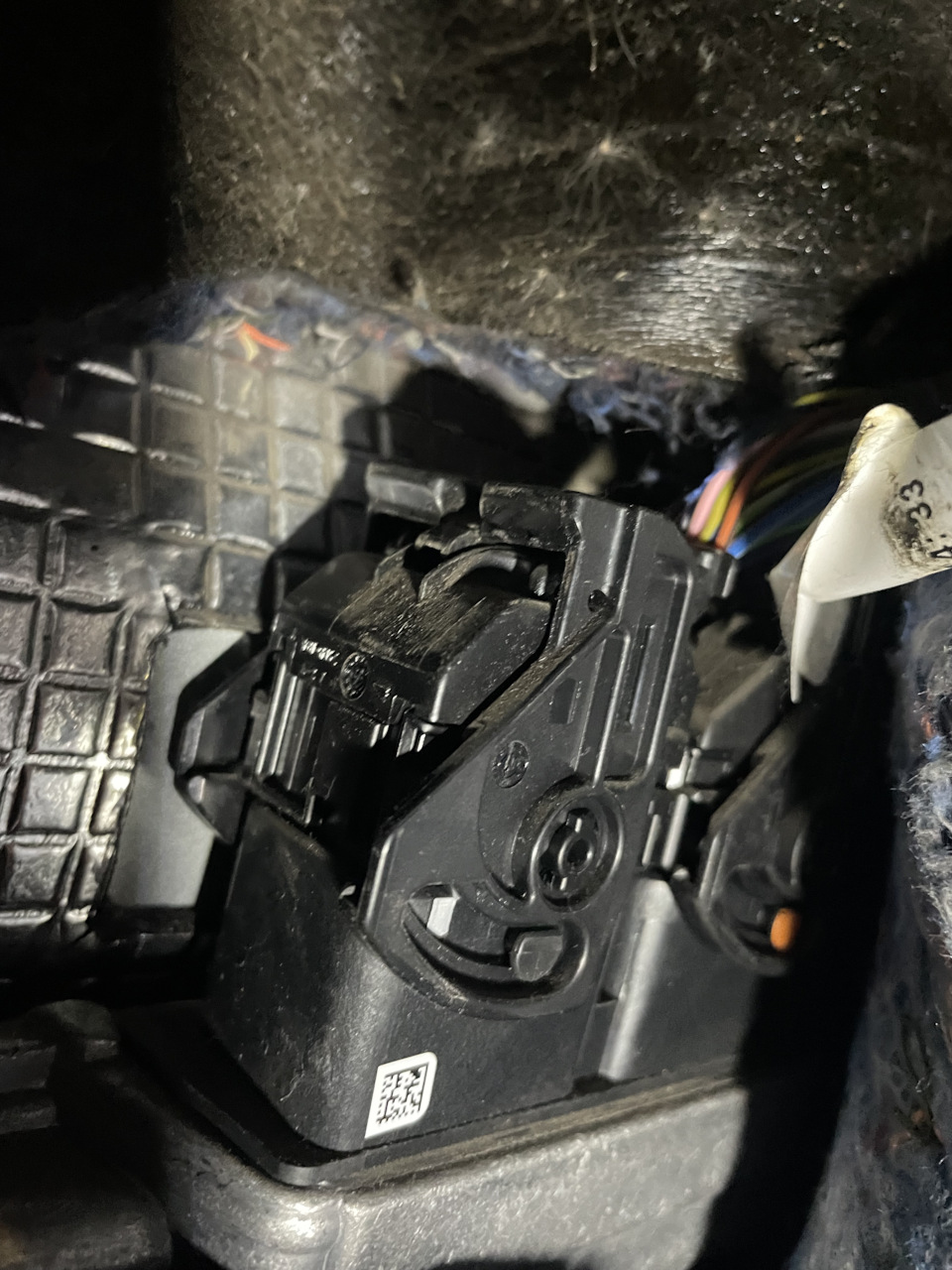 Эбу в ногах пассажира — Lada Гранта Лифтбек (1G)