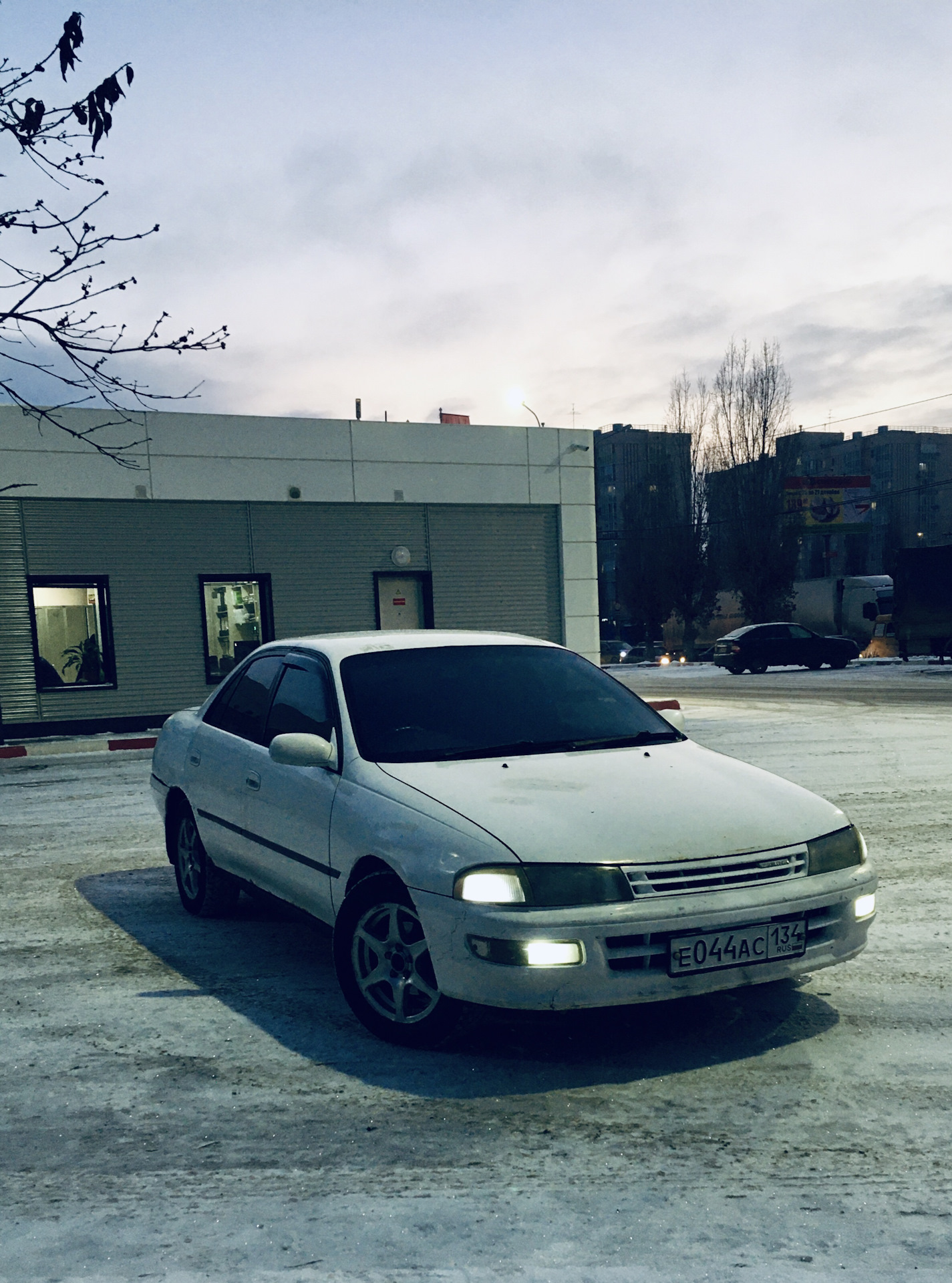 Toyota Carina 2000 белая тонированная