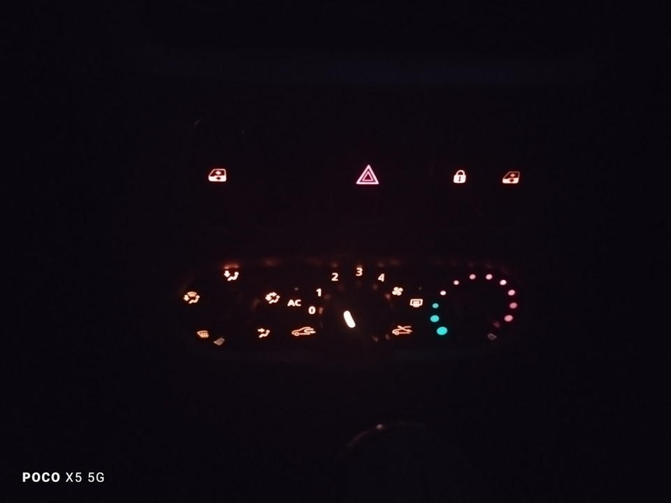 Как поменять лампу кнопки включения обогрева заднего стекла? — Renault ...