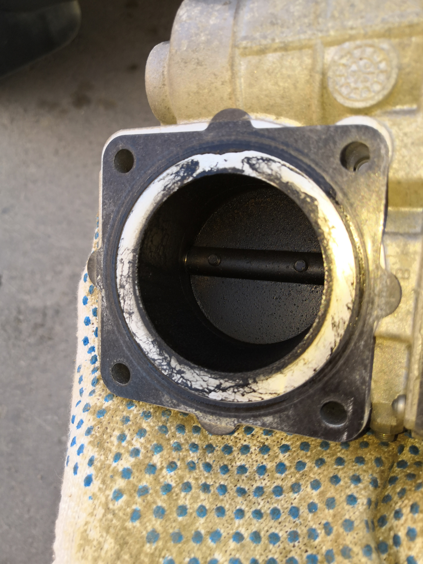 Nissan almera n16 чистка дроссельной заслонки. Нагар на дроссельной заслонки. Почистил заслонку поднялись обороты. Чистка дроссельной заслонки саха 1. Дроссельная заслонка альмера н16.