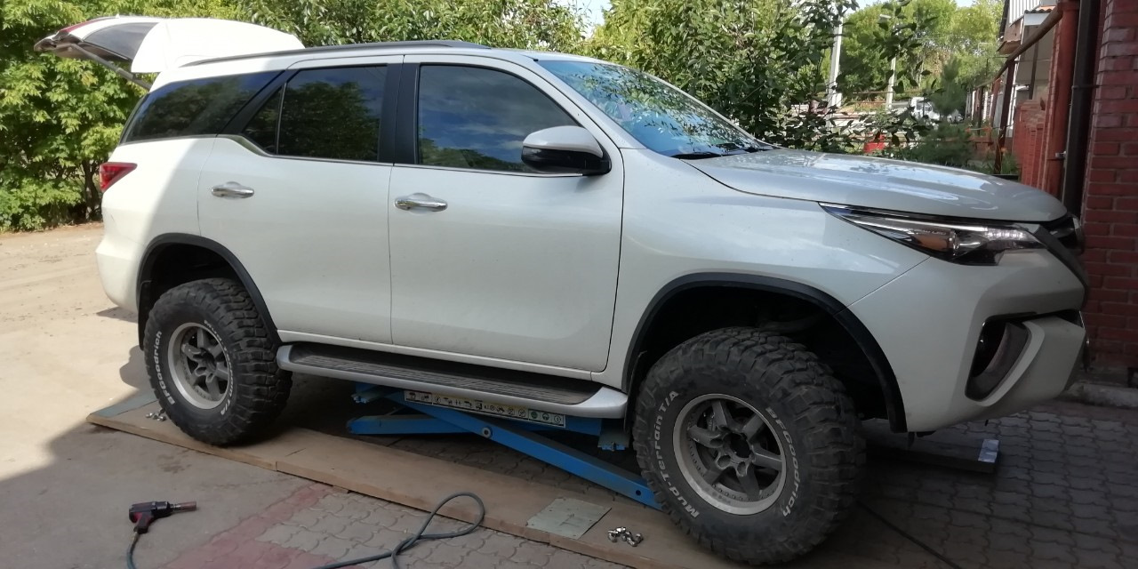 Fortuner шины. Toyota Fortuner 2. Тойота фортунер лифт. Колеса r17 Toyota Fortuner. Фортунер 2 проставки.