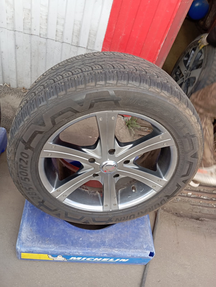 Шины летние 285/50 R20, литые диски MKW 9Jx20 ET50 5x150 на Toyota Land ...