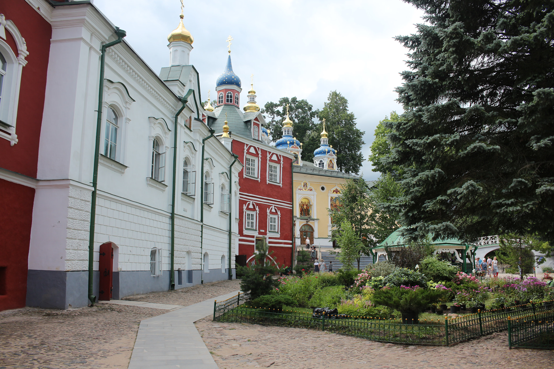 Псков печоры тур из спб. Печеры. Печоры достопримечательности. Печоры Псков. Печоры псковские певчие.