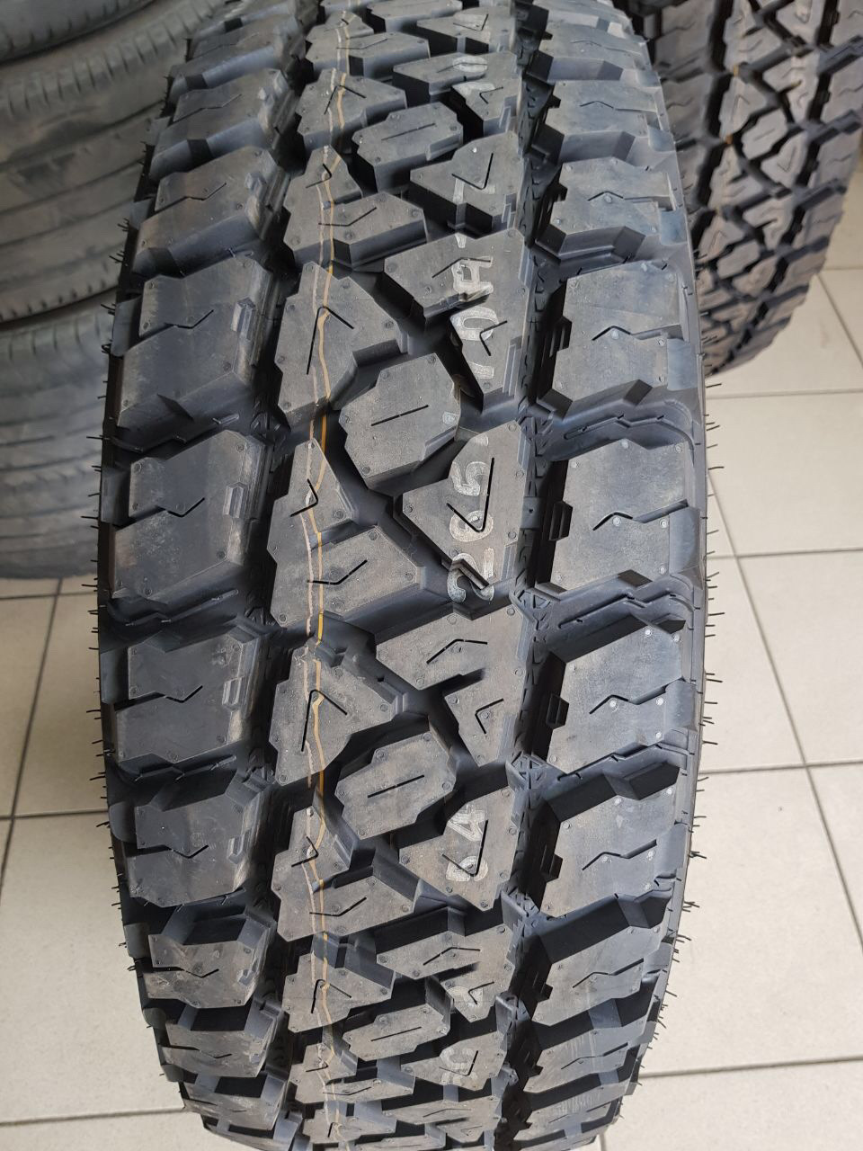 Kumho road venture mt51. Kumho road venture mt51 245/75 r16. 265/60r18 мт. Kumho road venture mt51 245/75 r16 120/116q. 265/70 r16 kumho mt51 road venture 117/114q.