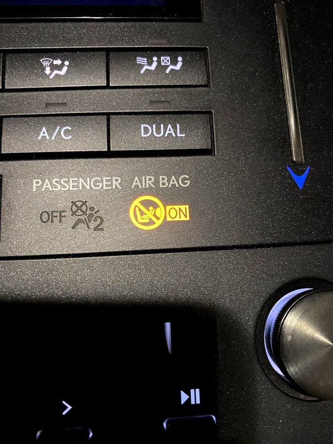 Passenger airbag on горит на лексусе