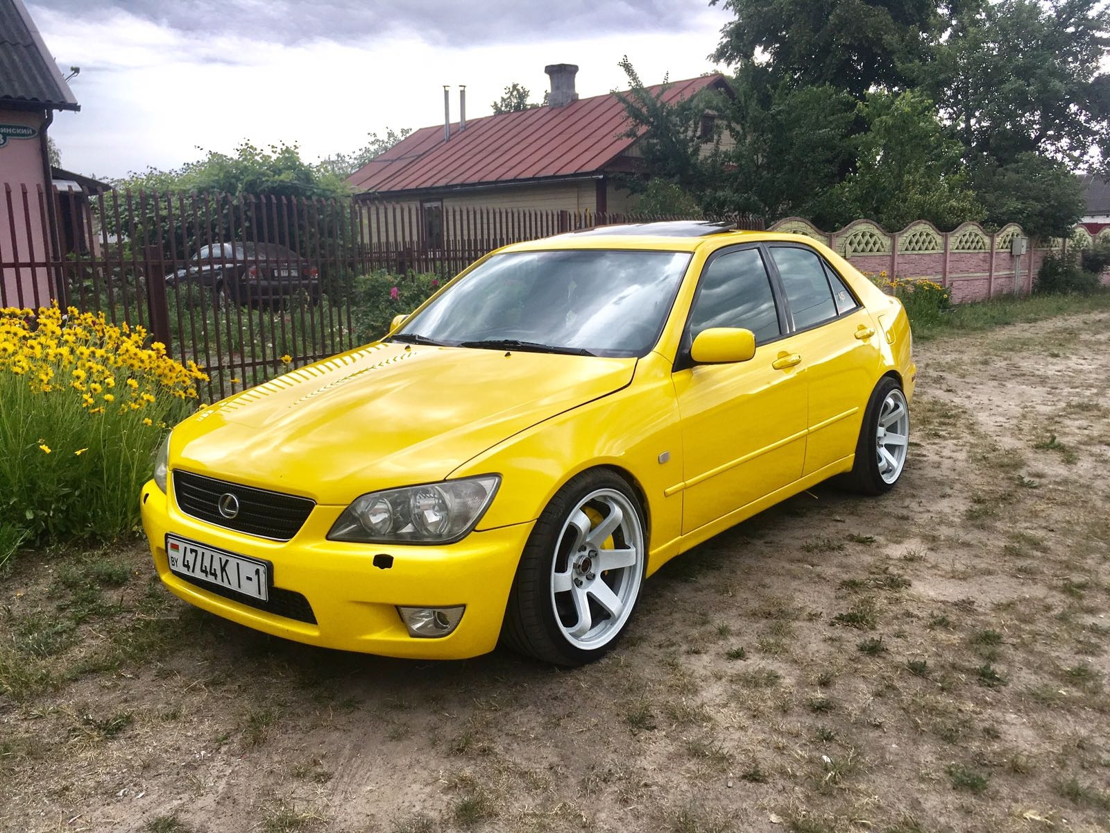 Желтое поколение. Lexus is 200 2000 желтый. Lexus is 300 1 поколение. Lexus is 300 1999 Yellow. 2000 Lexus is300 Yellow.