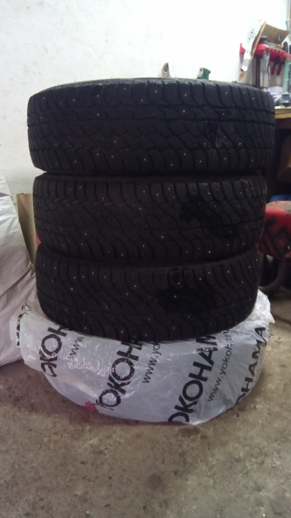 215 70 r16 на шеви ниву. TQAAAgNafeA 960. 215 70 r16 на шеви ниву фото. 215 70 r16 на шеви ниву-TQAAAgNafeA 960. картинка 215 70 r16 на шеви ниву. картинка TQAAAgNafeA 960. Осенью, сняв летнюю резину (родную Континенталь) и продав ее, начал поиски летней резины. Критерием была цена в пределах 5000 за колесо и выбирал среди резины A/T, поскольку перед собой нужно быть честным: мне не нужна грязевая резина, поскольку большая часть пробега автомобиля приходится на асфальт/гравий/грунтовые дороги, где она не нужна. Покупать грязевую резину и точить ее об асфальт не вижу смысла. Искал вариант чуть лучше шоссейной резины так, чтобы немножко быть уверенней в грязи (в меру конечно). Рассматривал очень много вариантов, Китай почему-то не внушал доверия, хотя по отзывам вроде все отлично. Сейчас уже и не вспомню всех мук выбора, но остановился именно на этой резине.Итак, заказал я ее в Москве на всем известном сайте по вполне приемлемой цене. Мне долго отвечали на вопрос о ее возрасте, в итоге оказалось, что ей больше 3-х лет. Ладно думаю, мне не критично. Стоимость доставки была примерно 1800. На вопрос уточнения цены ответа не последовало, ну я решил, что +- 200 рублей погоды не сыграют.Оплатил резину, жду доставки.Приходит уведомление от транспортной компании, что стоимость доставки составляет 2897 рублей. Матерился я долго, поскольку за эти деньги в моем городе лежала эта резина, при том свежего выпуска. Хрен с ним, что сделано, что сделано.В это время я уехал в командировку и попросил сменить получателя. За меня ее получили в транспортной компании и увезли в гараж нашей фирмы. Еще почти два месяца она лежала там, поскольку работы много, да и еще эта Пандемия тоже дала о себе знать. Теперь же после очередной командировки в 3 дня у меня остаются командировочные деньги, на которые я решил помыть машину. Ну а на мойке в соседнем боксе шиномонтаж и было решено совместить эти процедуры.Заезжаю в гараж, лежат на меня смотрят 4 грязных колеса, по ним и не скажешь, что они новые, если бы не этикетки на каждом из них. Бережно скотчем примотаны бумажечки с надписью "старше 3-х лет". Резина всмятку. Судя по маркировке резина начала 2016 года и лежала, по всей видимости, прямо в самом низу стопки, а над ней еще сотня таких колес. Вобщем я уже расстроился…