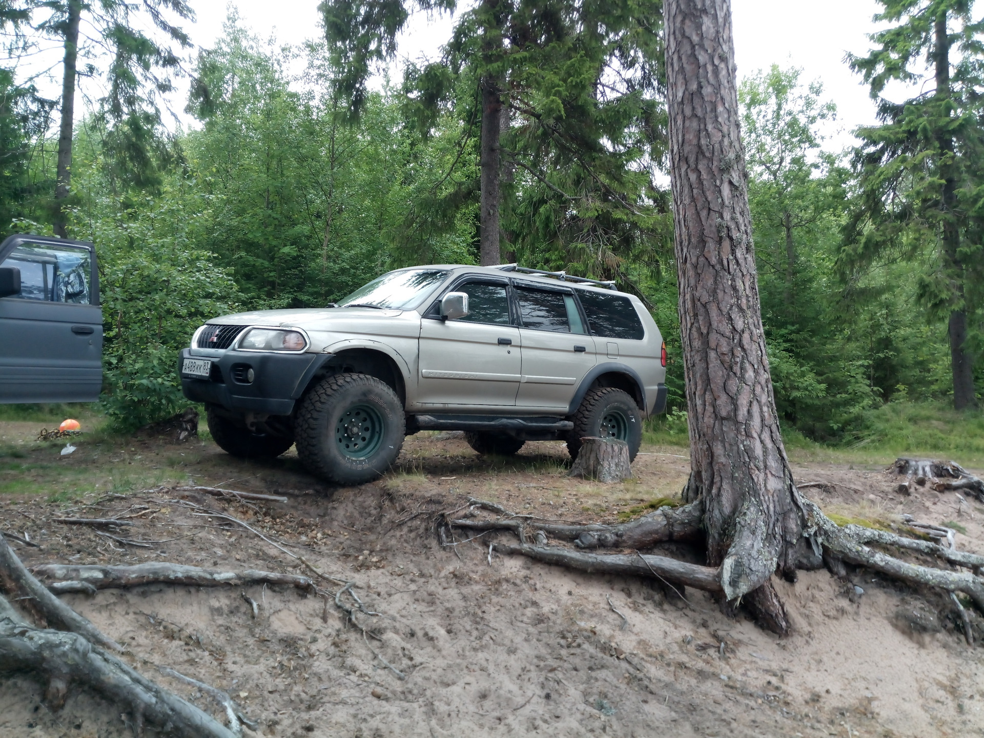 Шины montero. Montero Sport 33 колеса. Грязевой Монтеро спорт. 33 Колеса на Митсубиси Монтеро спорт 3.0. Монтеро спорт на 33 колесах.