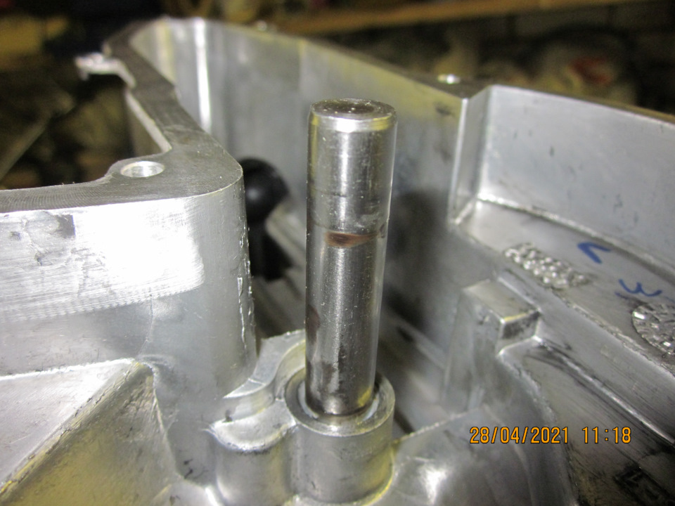 Ось зубчатого сектора имеет потёртости. Смазываем и её — Lada Vesta SW (1G). Запчасти на фото: 28042021