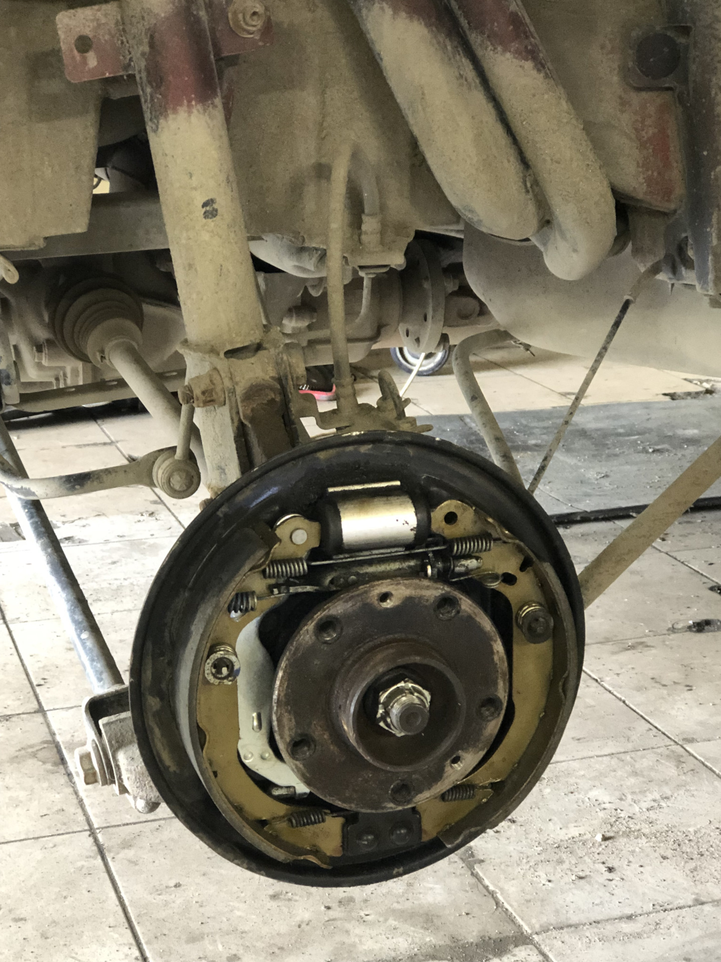 Задние колодки, ручник, тросик ручника — Renault Duster (1G), 1,6 л ...