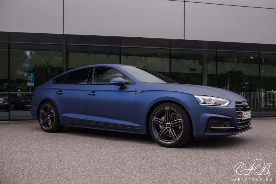 Темно синяя Audi a5 диски