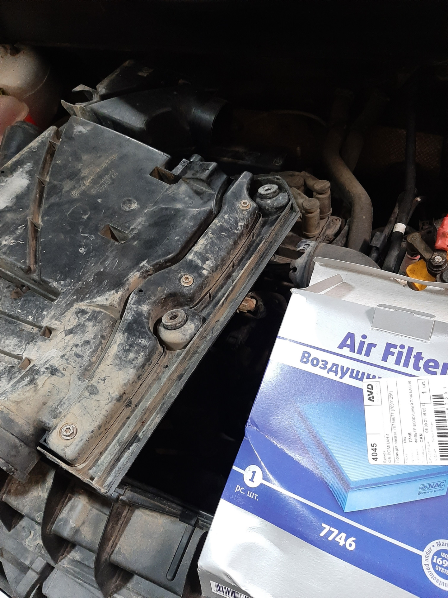 Замена воздушного фильтра — Ford Fusion, 1,4 л, 2007 года | плановое ТО ...