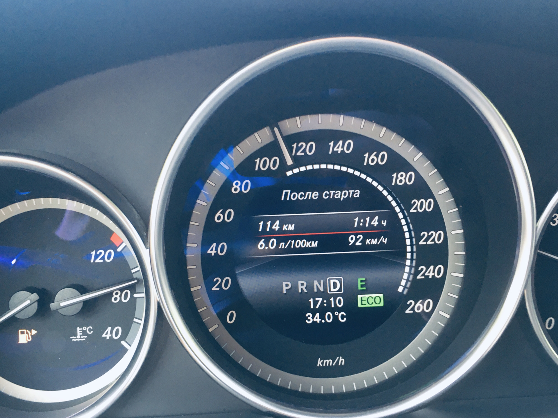 Экономичные автомобили по расходу топлива. Прибор показывающий расход топлива на автомобиле. Гаджет расхода топлива на автомобиль. Расход Мерседес. Монитор расхода топлива в BMW.