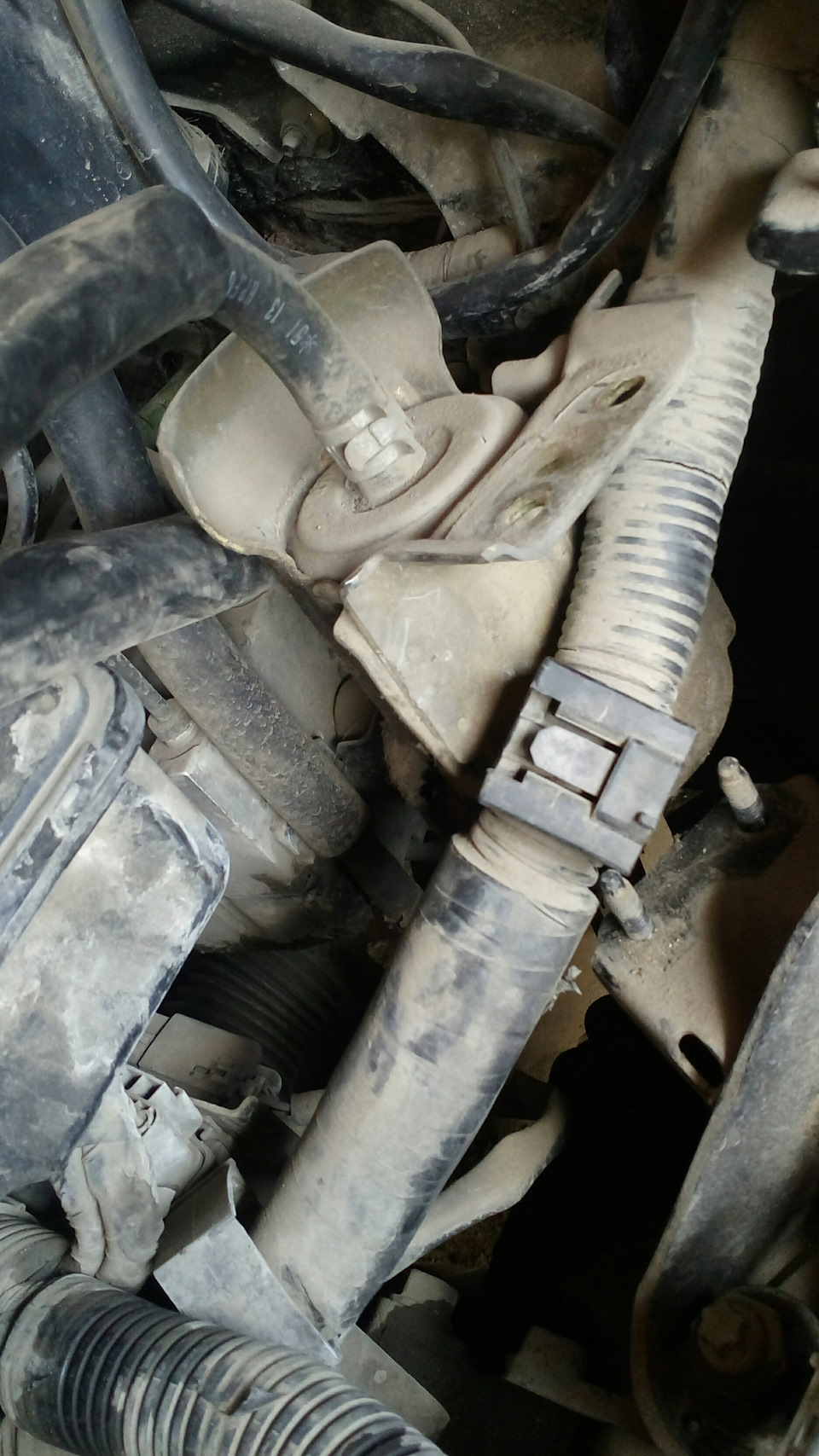 Замена топливного фильтра тонкой очистки. — Mazda 626 IV (GE), 1,8 л ...