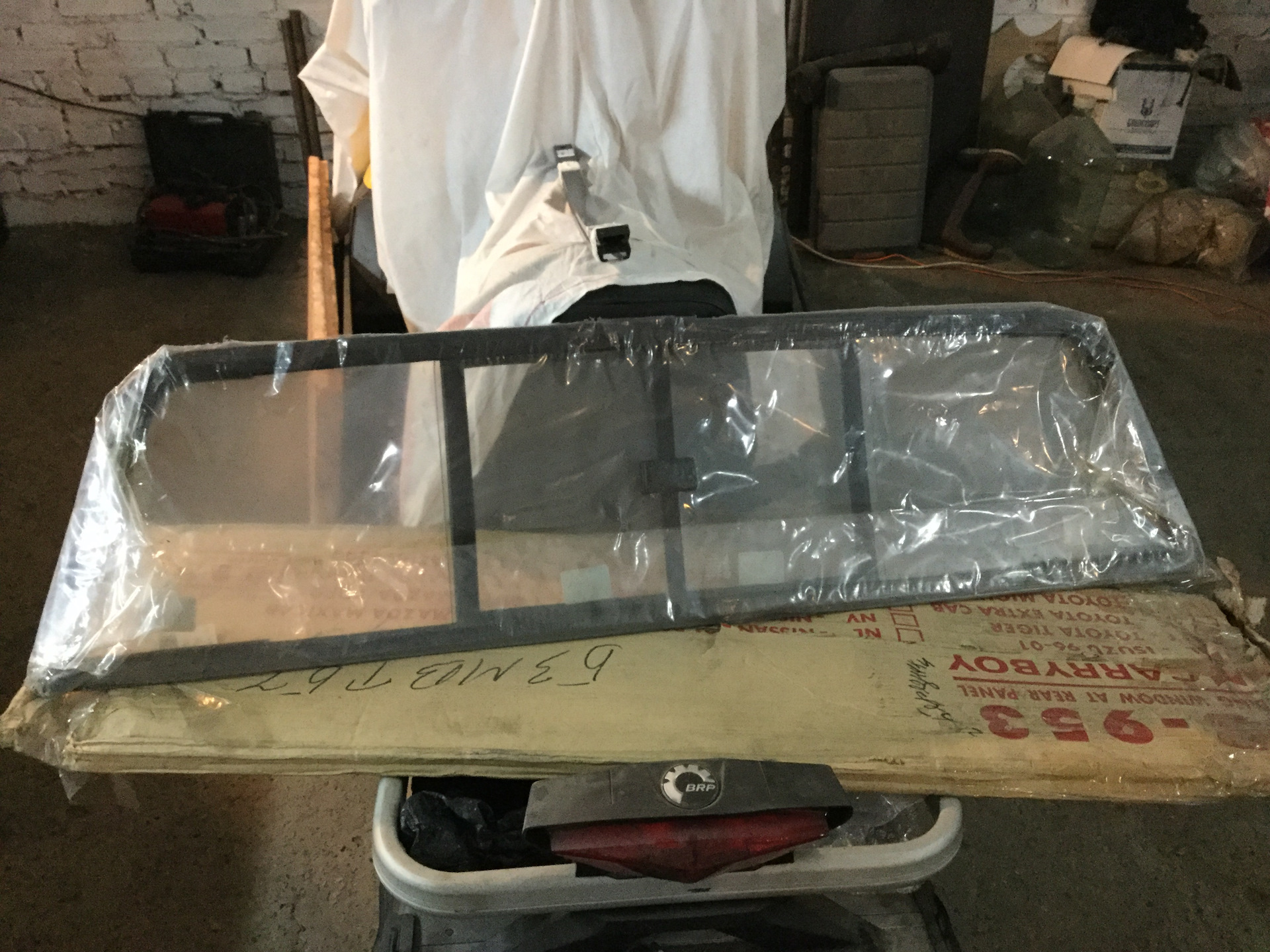 L200 стекло задка оригинал. Стекло для крышки кунга l200. Стекло заднее митсубиси л200. Стекло заднее митсубиси л200. Стекло кунга mitsubishi l200.