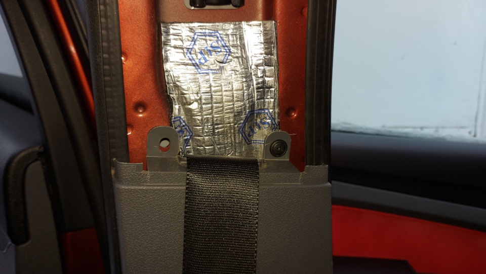 Вынимаем две клипсы нижней облицовки центральной стойки и, аккуратно отщёлкнув все потайные клипсы, снимаем облицовку — Ford Focus Hatchback II